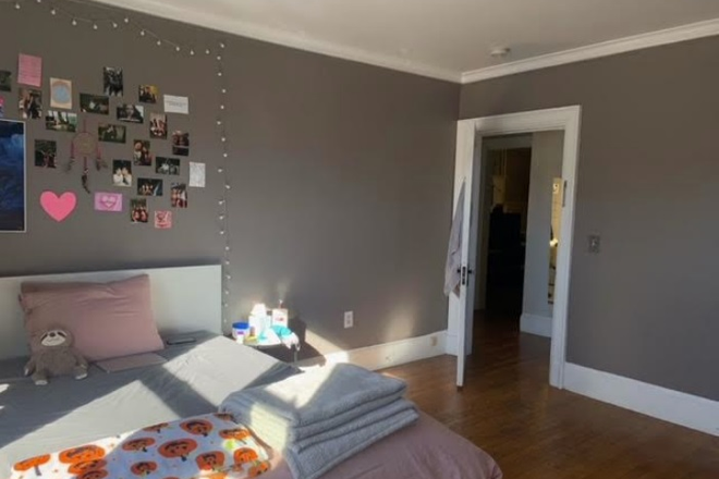 Call NOW for showings! 617-236-8600 - PARK DR - *NO FEE* LRG 3RD FLR TRUE 3BR W/ LIVING RM, LNDRY ON SITE, H&HW INC FOR *9/1/2026* BY BU! Condo