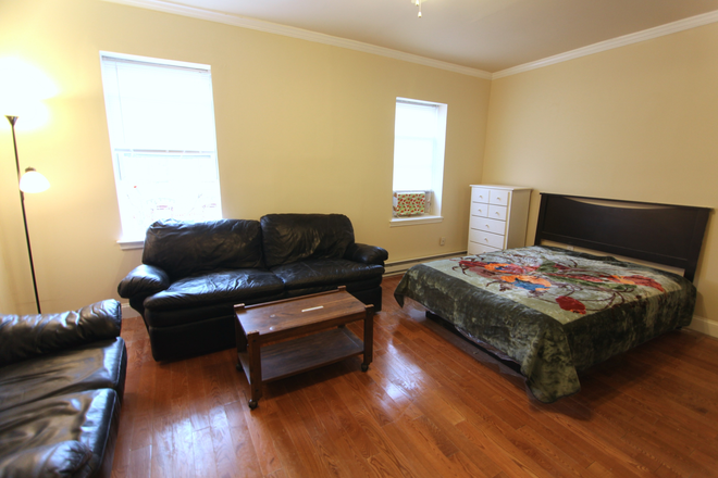 room - Spacious Bright Studio Close To Campus Apartments