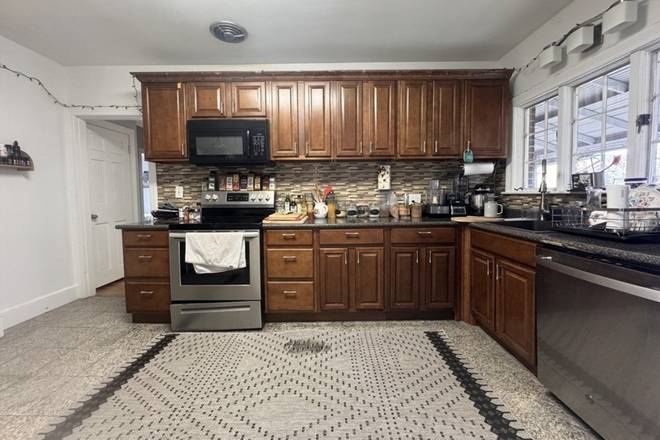 Kitchen - Winchester house. 3.5 miles from campus. $3,750. Up to 4 bedrooms