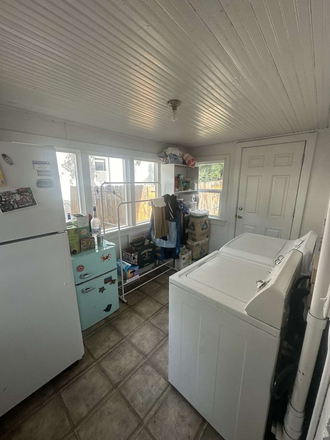 Laundry room - 1 BEDROOM AVAILABLE SPRING 2026 SUBLEASE  - House on University Ave
