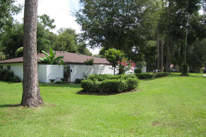 Outstide building - Lenox Apts - Spacious 1 or 2 bed/1 bath apartment with private patio and W/D near UF campus