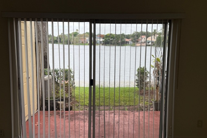 Living Room lake view - LAKEFRONT Townhouse for Rent