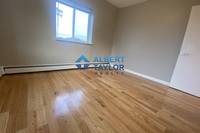 Bedroom - HEAT AND HOT WATER INCLUDED - 2Bed/1Bath - Gorgeous