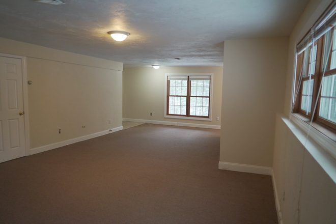 Den or 4th bedroom lower level - 14 minutes to UMASS Duplex 3 floors Duplex