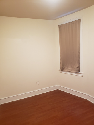 Middle room 2 - 2 ROOMS AVAILABLE IN a 4 bedroom house: All Utilities are included (Save for AC/AC Extra$$)