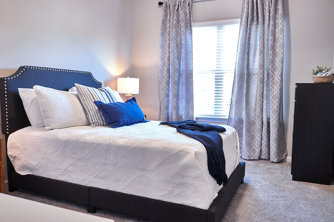 Private bedroom - Furnished Bedroom with Private Bathroom | 3 Bedroom Townhome