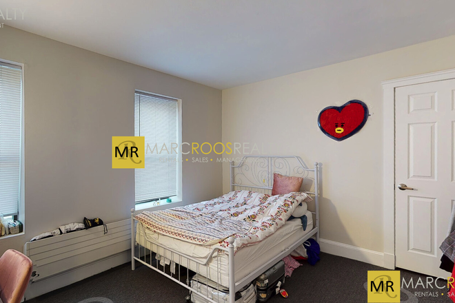 Call call or text Arezou at 617-584-7817 - BEACON ST - LARGE 1 BED SPLIT IN KENMORE SQUARE BROWNSTONE! H&HW INC! Apartments