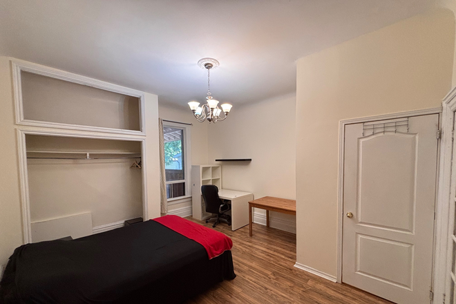 Bedroom - Furnished room with private washroom 15 min walk from campus
