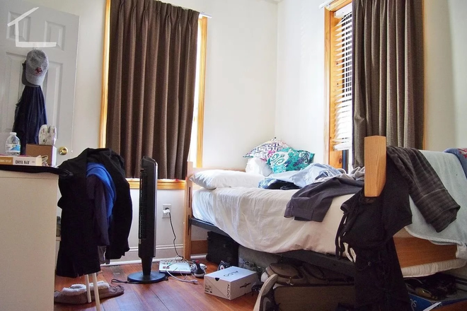 Picture of bedroom (from official listing of current tenants) - Spacious apartment near campus and bus stop