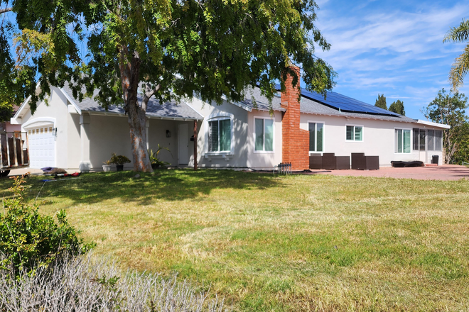 Front Yard - 5-Bed, 2-Bath All-Inclusive Fully-Furnished Rental in quiet Northeast Mira Mesa