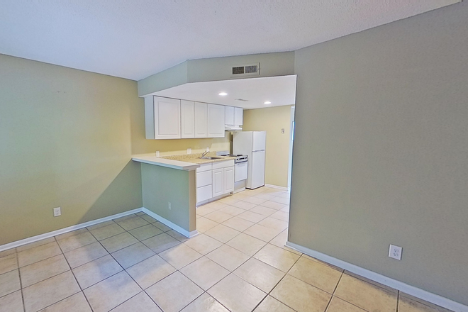 Living Room - Upper Level 1 BD/1 BA Condo Near UNCW