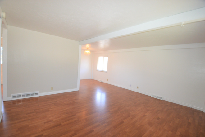 #A - 730 30th (2BR/ 1BA) Duplex