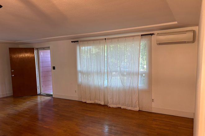 Living room 1 - Updated House close to campus