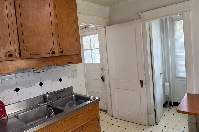 kitchen - Large 4 Bedroom Home on Grand Avenue