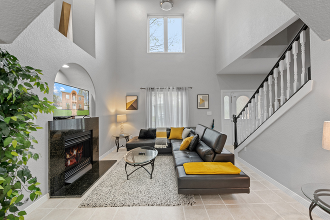 Living room (Common space) - Shared Housing - Furnished Private Rooms - Master Suite w/ Private Jetted Tub House