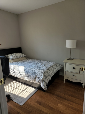 Bedroom - 2 Furnished Bedroom in Scarborough, minutes away from campus. Close to lots of Amenities. Townhome