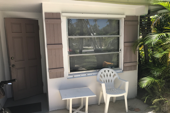 Entrance - Bible Estates Boca Raton close to campus walk cycle or drive House