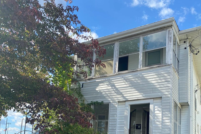 Outside street view - Lease Transfer 21 renfrew street (8 mins from tufts T) Townhome