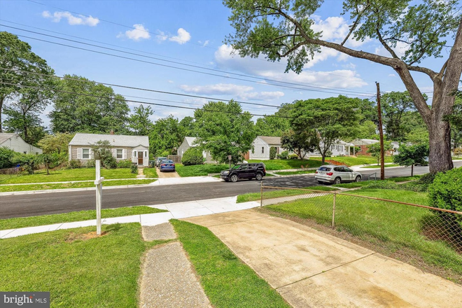 Driveway - WiFi & All Utilities Included - Fully Renovated House