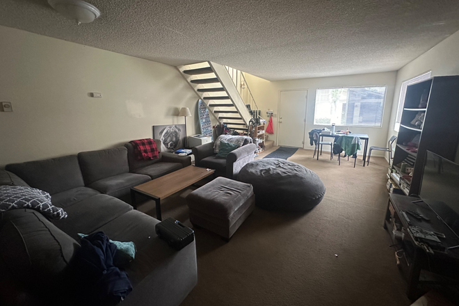 Common room - NEW LISTING AVAILABLE 7-1-25 4BED 2BATH TOWNHOUSE $3750 PER MONTH CLOSE TO CAMPUS
