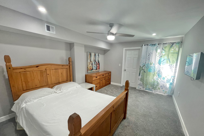 Private bedroom - Spartan House: Furnished private bedroom walking distance to JHU