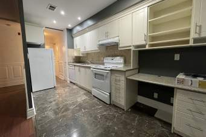 Kitchen - 710 Spadina Ave #409: Spacious 1-bedroom unit located in the heart of the Annex