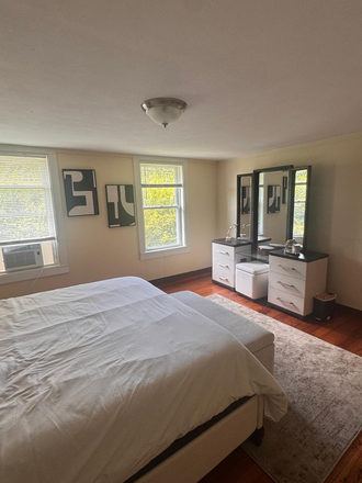 BED 3 - 30 SEC Walk from Bus Stop! IN UNIT Laundry! Townhome