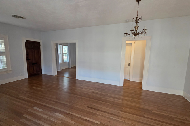 Living room - Lovely Cottage with 3 beds and 2 baths in Southampton Apartments