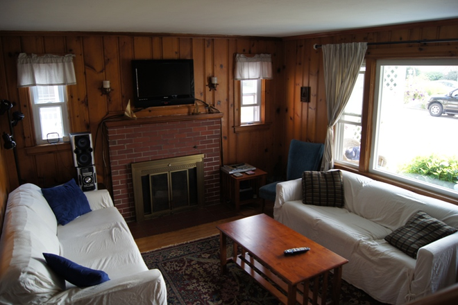 Living Room - 4 Bedroom Vintage Beach Cottage, Short walk to Scarborough (not really Eastward look) House