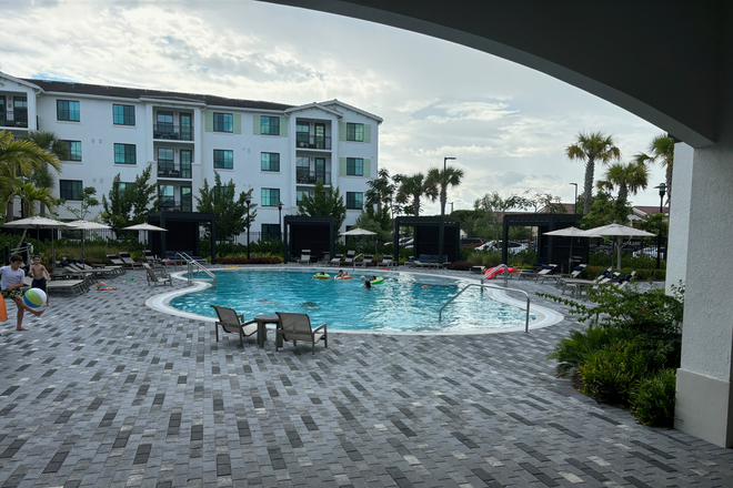 Pool - 2 rooms available in Fountainbleu Apartments