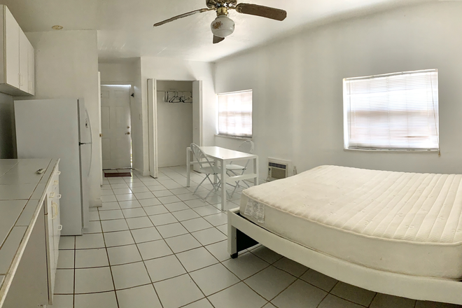 Spacious like new private studio - NEW LISTING PRIVATE 1BEDROOM STUDIO APT/ 1BATH UNIT -walking distance to FIU MMC