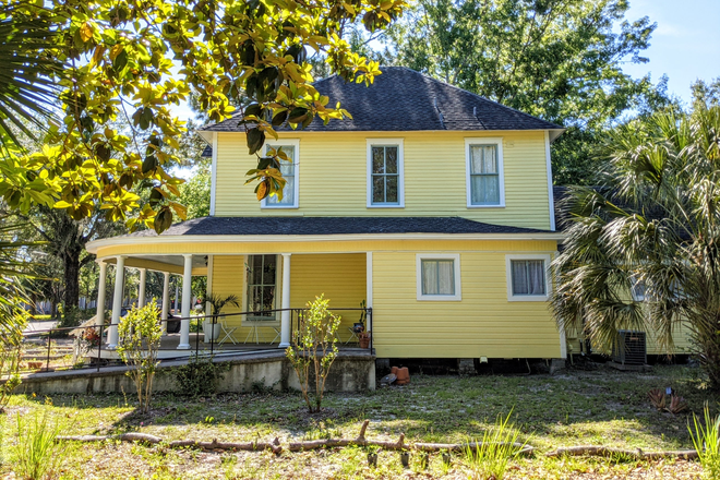 Side of house, from parking lot - 6-bedroom house with yard, private free parking lot, and plenty of storage near Downtown