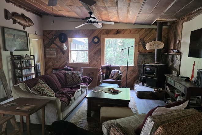 Main Living Area open to the Kitchen - Mountain cabin near the Appalachian Trail Blood Mountains and Turners Corners House
