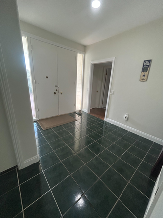 entrance foyer - Two bedrooms available in a single-family house close to campus