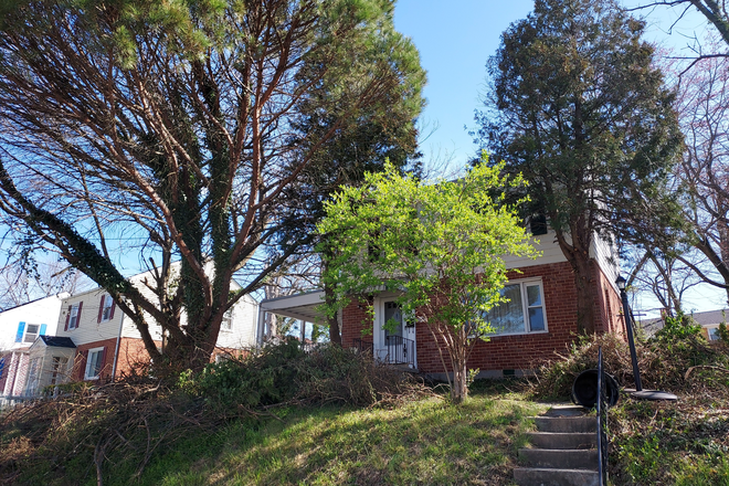 View from the street - Single family house close to campus