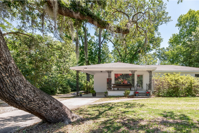 Front yard/driveway - Island Living 5BR 3 Bath Home