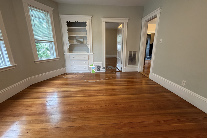 1 - AVAIL NOW – Somerville 3 Bed with Hardwood Floors, Porch & Parking! No Broker Fees! Apartments