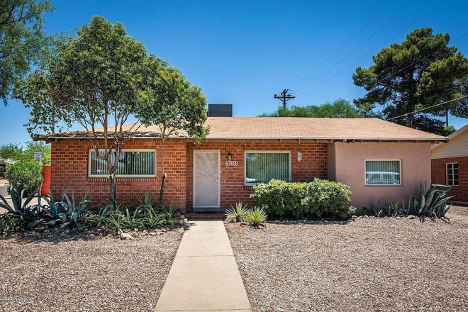 Outside street view - Broadway & Swan Room for Rent House