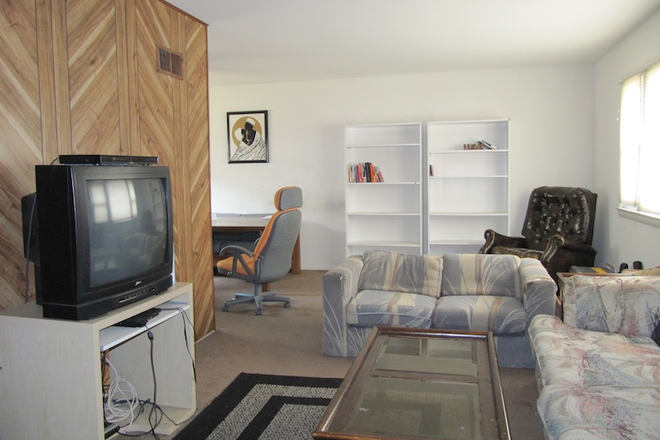 Living room - Nice room for rent - All Utilities included! - Walk to UMD House
