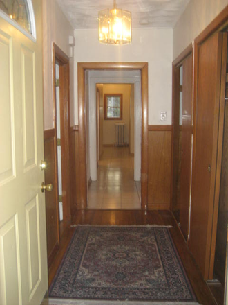 hallway - 6 bedrooms house, minutes walk from campus with free washer&dryer.