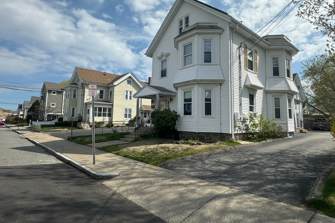 The House - Summer 2025 Off-Campus Housing Near Hannaford, Utilities included Apartments