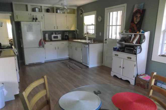 kitchen/dining room - $325/mo work exchange-housemate assistant--Walkable 3/1 Decatur/EDH Shuttle, Internship Avail