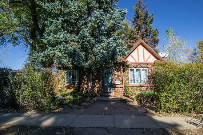 Outside street view - cottage close to campus Duplex