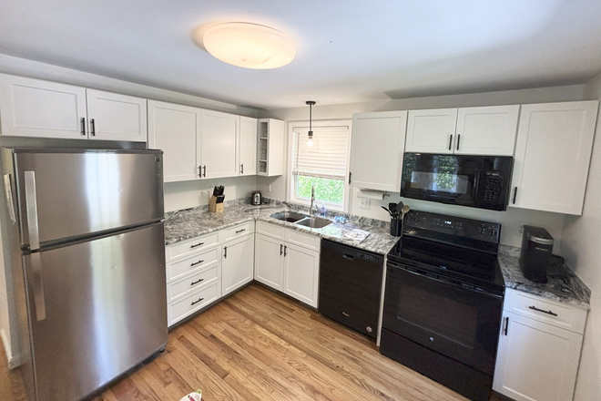 Kitchen- Dishwasher, microwave, oven, stove, toaster,refridgerator - 4-5 Bedroom, 2 bath house in Wakefield 10 minutes from campus