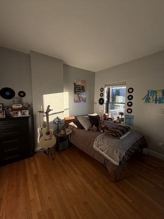 bedroom - Large room with balcony