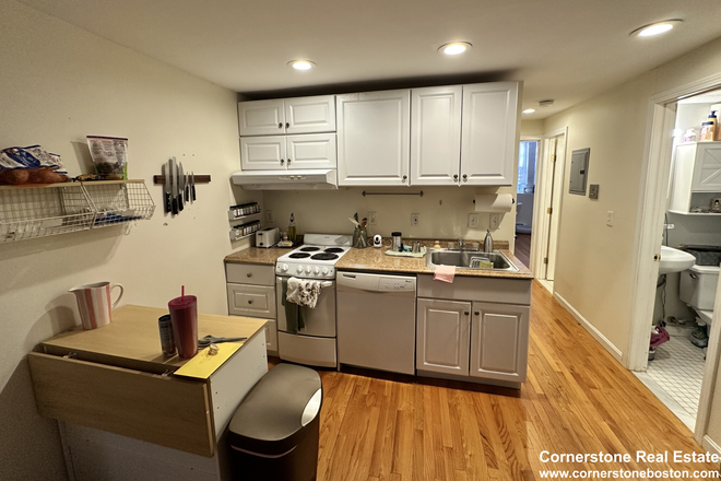 . - 2 Bed / 1 Bath w/HEAT + HOT WATER INCLUDED avail. 9/1