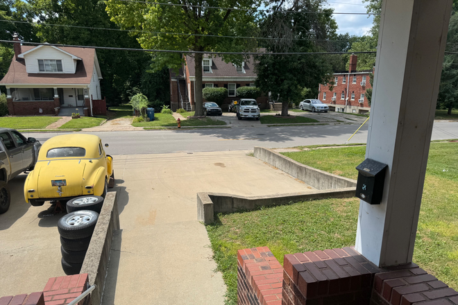 Parking - Large 2 bedroom 1300+ sqf apartment 1 mile from Alton campus.