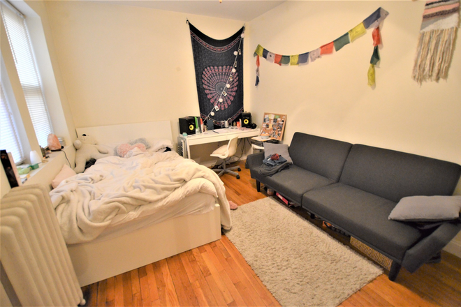 24 - Cute two bedroom in campus area ! (no living room) NO BROKERAGE FEE