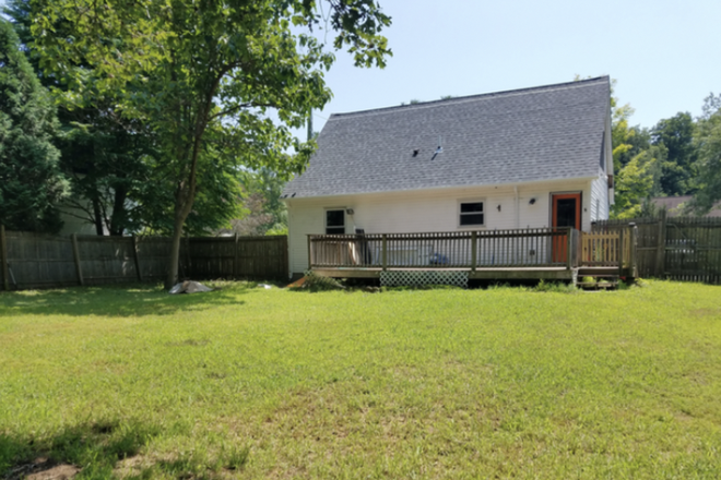 Yard - Single bedroom for Spring sublease (January-July), w/ option to renew for yearly lease in July House