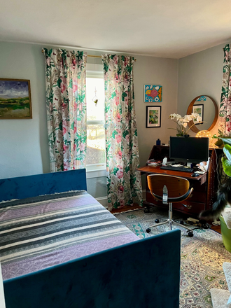 Queen size bed - January only-Furnished room in home-Pelham St-Princeton